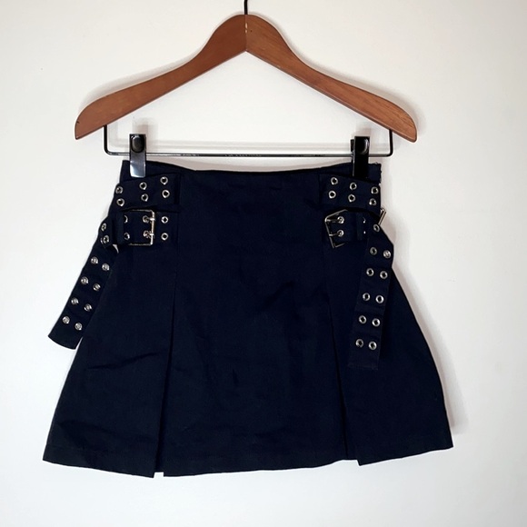 The RAGGED PRIEST Restrain Buckle Mini Skirt Double Grommet - Picture 2 of 9